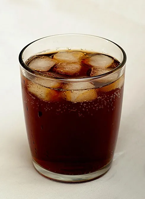 Refresco de cola con hielo