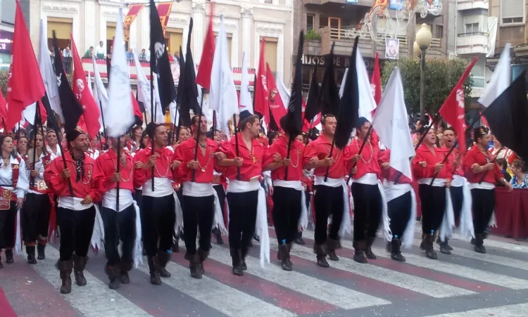 Comparsa de Piratas desfilando en las fiestas de Villena
